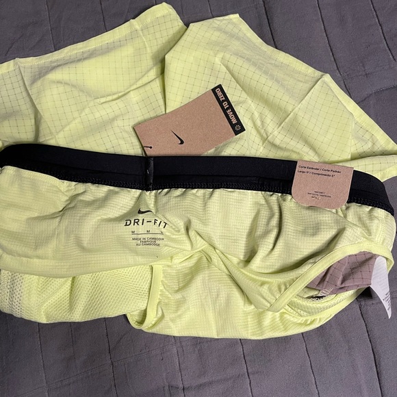 COPY - NIKE 5” SEAMS STANDARD FIT RUNNING SHORTS - Picture 2 of 5